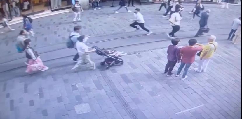 İstanbul - Taksim’de 68 suçtan aranan şüphelinin kovalamaca sonucu yakalandığı anlar kamerada