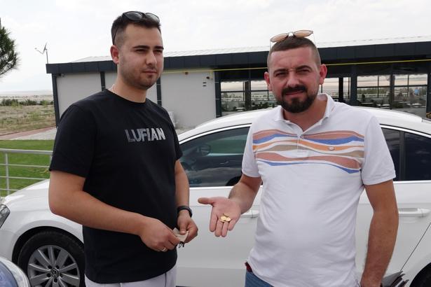 Otomobilde unutulan altınları sahibine iade etti
