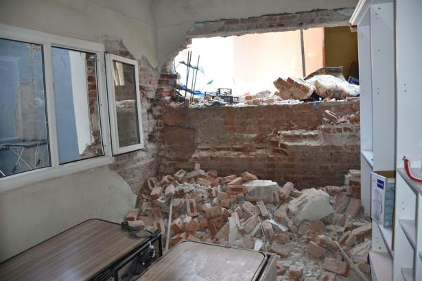 İzmir'de Onat Tüneli kazısı sırasında duvarı yıkılan evle ilgili belediyeden açıklama