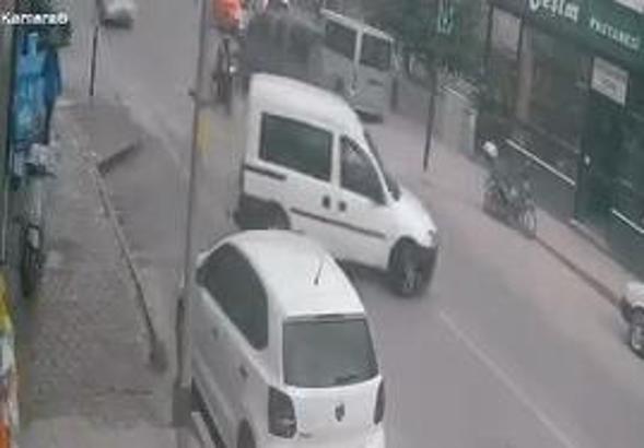 Motosikletin hafif ticari araca çarptığı kaza kamerada