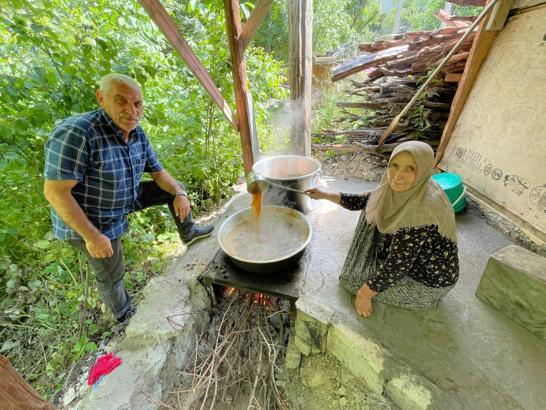 Yusufeli'de asırlık dut pekmezi geleneği yaşatılıyor