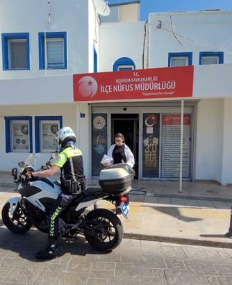 Bodrum'da kimliğini unutan öğrenciyi sınava trafik polisi yetiştirdi