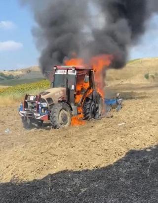 Tarlada yanan traktör kullanılamaz hale geldi