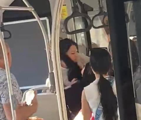 Denizli'de belediye otobüsünde 2 yolcunun kavga anı kamerada