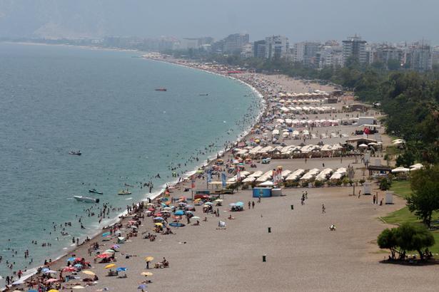 YKS sonrası Konyaaltı Sahili'nde yoğunluk