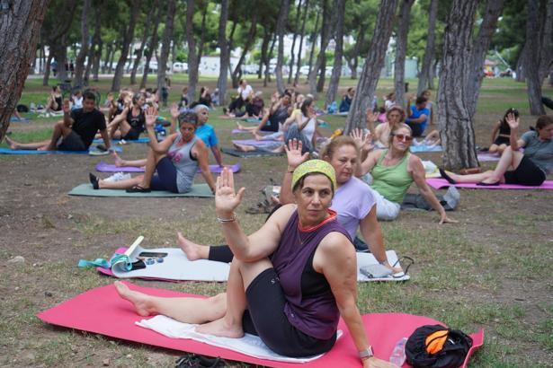 Konyaaltılılar keman dinletisi eşliğinde yoga yaptı