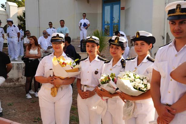 Mezuniyet belgesini alan üniforma ile soluğu denizde aldı