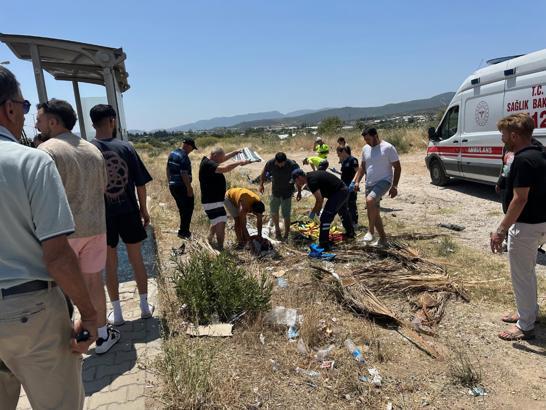 İzmir'de motosiklet, otobüs durağına çarptı: 2 yaralı