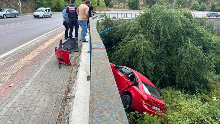 Otomobil, bariyerlere çarpıp ağaçlık alana düştü; 4 yaralı