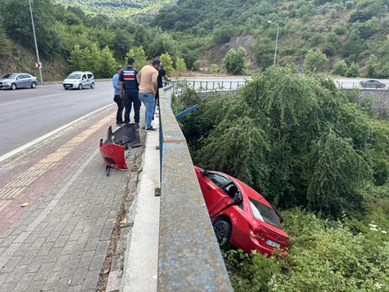 Otomobil, bariyerlere çarpıp ağaçlık alana düştü; 4 yaralı