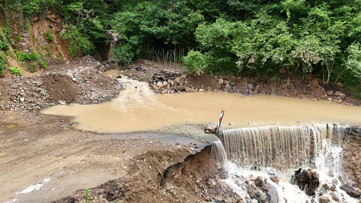 Trabzon'da sağanak; 5 mahalle yolu ulaşıma kapandı