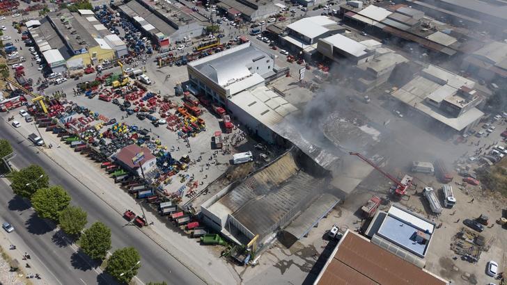 Sakarya'da traktör bayisinde yangın (3)