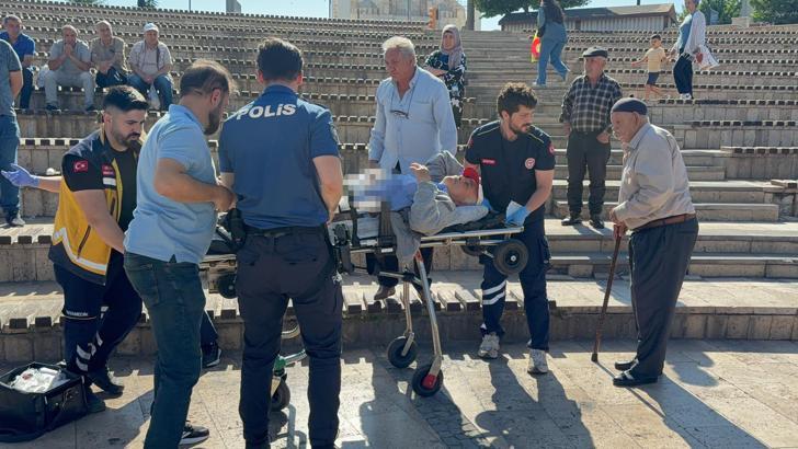 Parkta 4 yerinden bıçaklanarak yaralandı