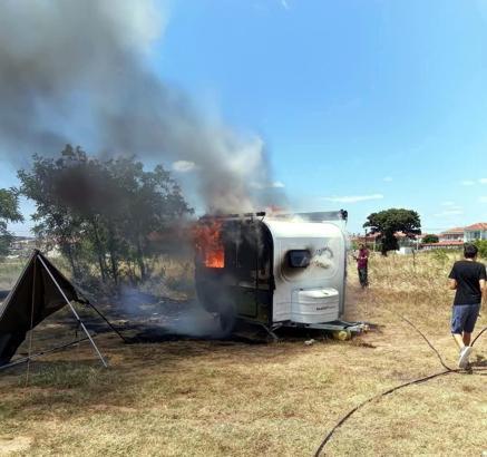 Saros'ta park halindeki çekme karavan alev alev yandı