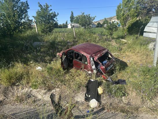 Sivas'ta otomobil şarampole yuvarlandı: 1'i ağır, 3 yaralı