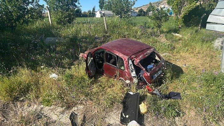 Sivas'ta otomobil şarampole yuvarlandı: 1'i ağır, 3 yaralı