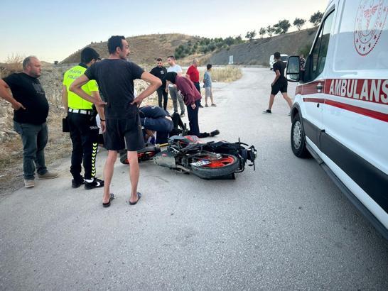 Sakarya’da devrilen motosikletin sürücüsü yaralandı
