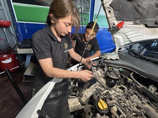 Araçlara meraklı İncilay, sanayide kalfa oldu; tek başına motor tamir ediyor