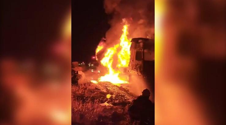 Şanlıurfa’da seyir halindeki TIR alev alev yandı
