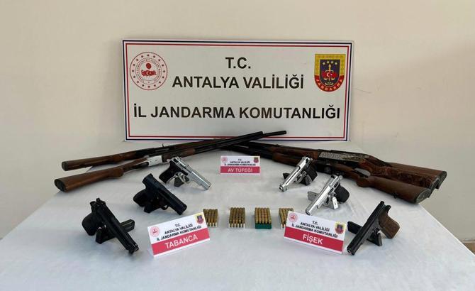 Serik'te ruhsatsız silah operasyonu