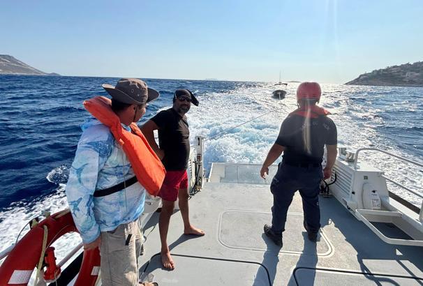 Arızalanan teknedeki 2 kişi kurtarıldı