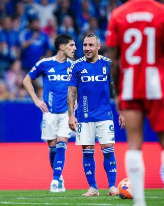 Oviedolu Santi Cazorla futbol tarihine sıra dışı hikayesiyle iz bıraktı