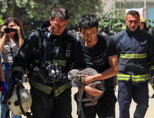 Yangında mahsur kaldığı evde kedisini bir an bile bırakmadı