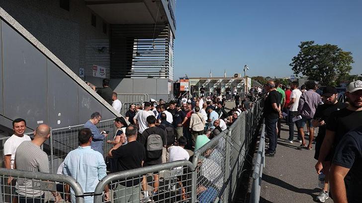 Fenerbahçeli taraftarlar kombine kart yenilemek için uzun kuyruklar oluşturdu