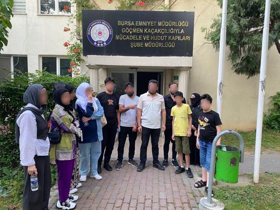 Bursa'da 12 kaçak göçmen yakalandı; 3 gözaltı
