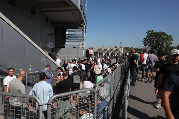 Fenerbahçeli taraftarlar kombine kart yenilemek için uzun kuyruklar oluşturdu