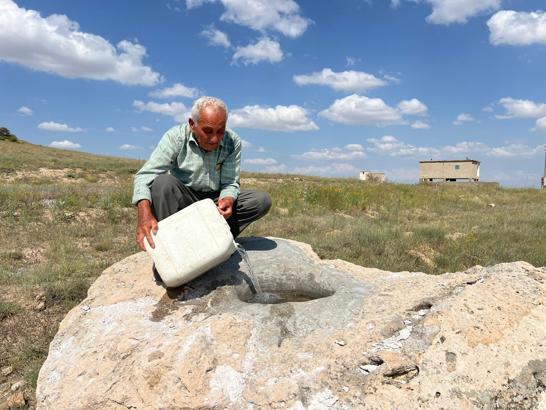 Yabani hayvanlar için yaptığı yalaklara yıllardır traktörle su taşıyor