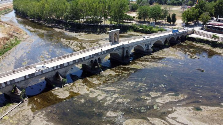 Tunca Nehri kuruyor; kum adacıkları ortaya çıktı