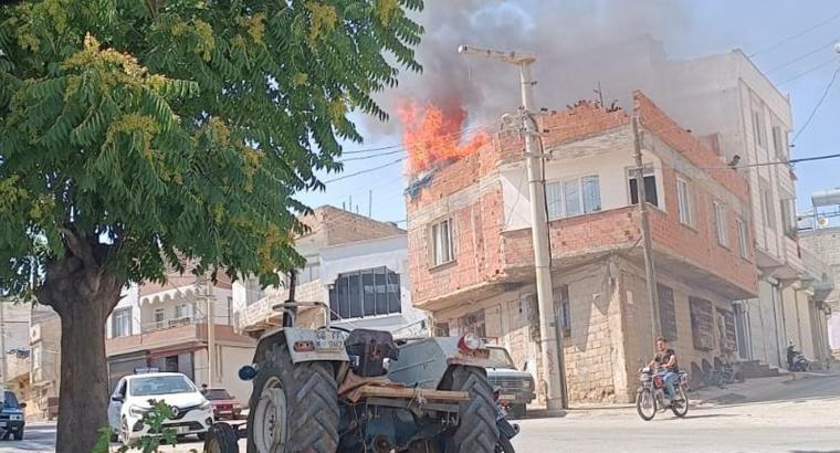 Kilis’te,  teras katta çıkan yangın söndürüldü