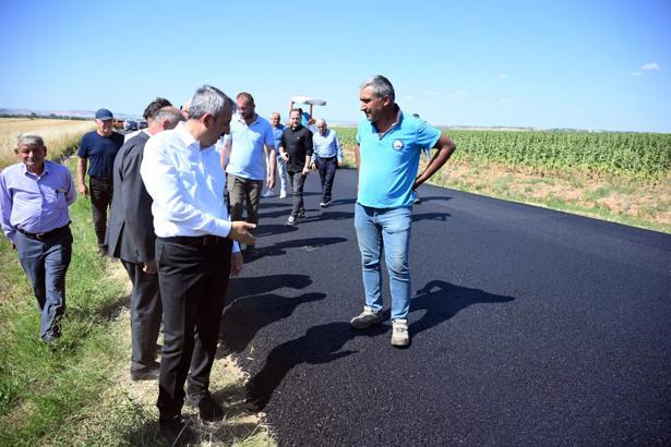 Edirne'de 25 kilometrelik köy yolunda sıcak asfalt çalışmaları sürüyor