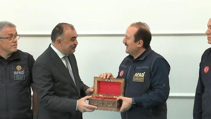 Azerbaycan'dan AFAD personeline iş birliği rozeti