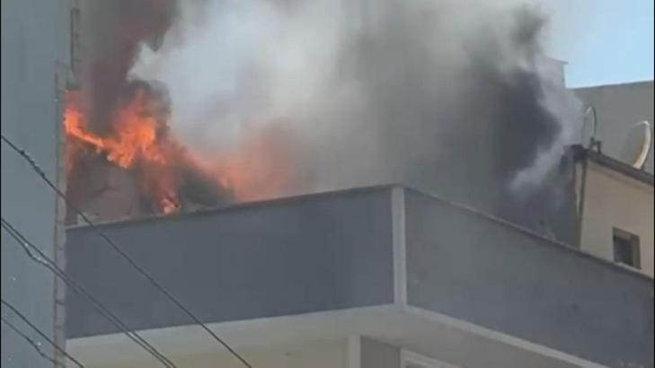 Gebze'de, apartmanın çatısında çıkan yangın korkuttu