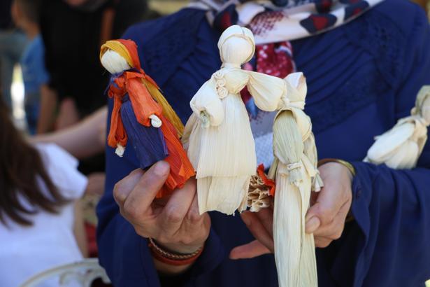 Festivalin gözdeki mısır yapraklarından yapılan bebekler oldu