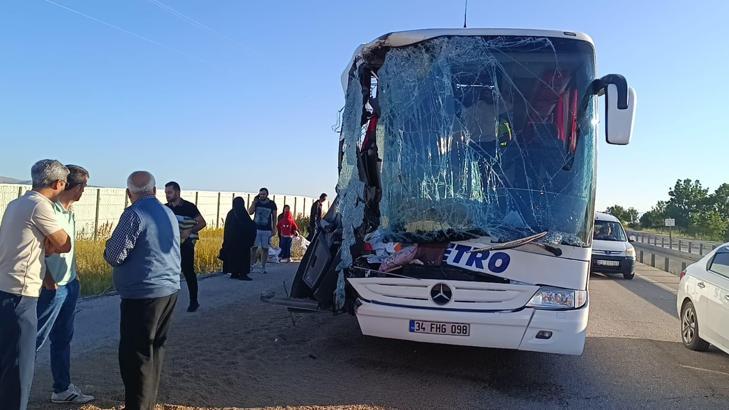 Afyonkarahisar'da yolcu otobüsü TIR'a çarptı: 9 yaralı