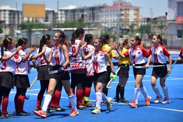 Genç hokeyciler Osmaniye’de sahaya çıktı