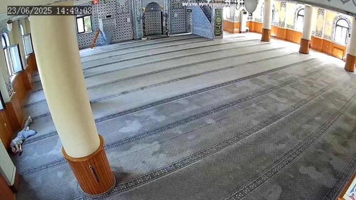 İstanbul- Sultangazi'de camide uyudu, cep telefonu çalındı; hırsızlık anı kamerada