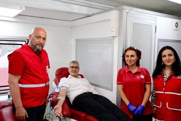 Vali Cahit Çelik’ten kan bağışı