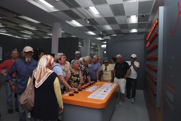 Emekliler Mercan Bilim Merkezi’ni gezdi