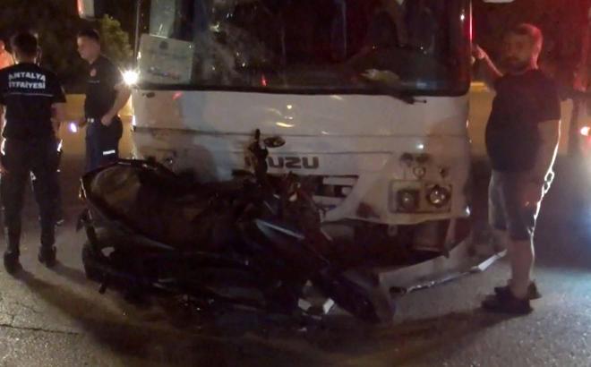 Kazada motosiklet sürücüsünün ayağı koptu