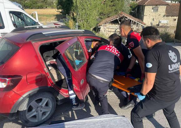 Otomobille hafif ticari araç çarpıştı: 4 yaralı