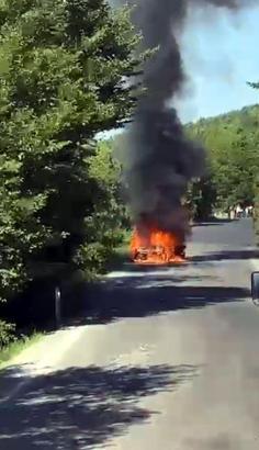 Seyir halindeki otomobil alev alev yandı
