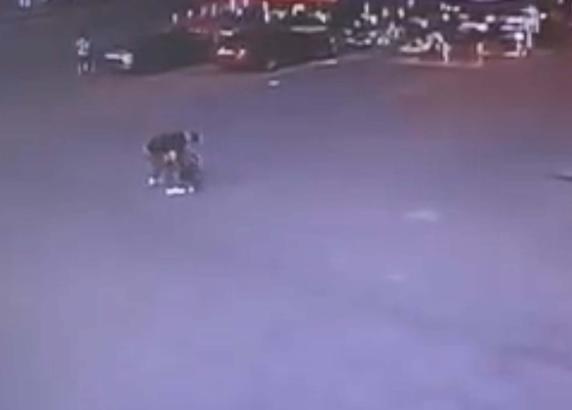 Boşanma aşamasındaki eşini 12 yerinden bıçakladı; saldırı kamerada