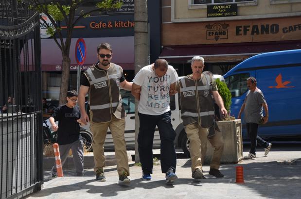 Köpeği yere atıp, boğazını sıktı; o anlar kamerada