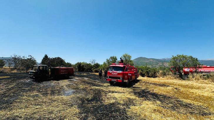 Arazi yangınında muhtarlığın itfaiye aracı zarar gördü