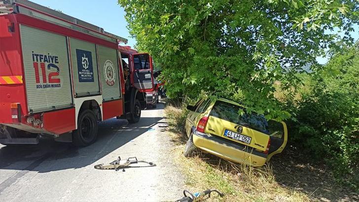 Ağaca çarpan otomobilin sürücüsünün tedavisi sürüyor, ölen eşi toprağa verildi
