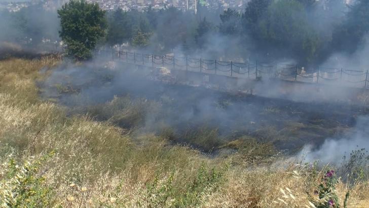İstanbul- Küçükçekmece'de otluk alanda çıkan yangın söndürüldü